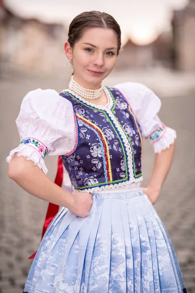 Piękna Kobieta Tradycyjnych Strojach Ludowych Europy Wschodniej Słowackie Stroje Ludowe — Zdjęcie stockowe