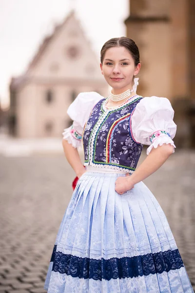 Krásná Žena Tradičních Krojích Východní Evropy Slovenské Kroje — Stock fotografie