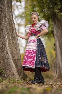 Geleneksel Doğu Avrupa halk kostümleri giyen güzel bir kadın. Slovak halk kostümleri.
