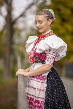 Geleneksel Doğu Avrupa halk kostümleri giyen güzel bir kadın. Slovak halk kostümleri.