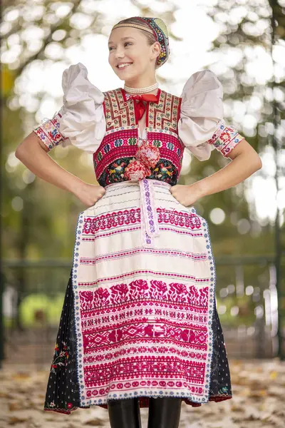 Красивая Женщина Традиционных Народных Костюмах Восточной Европы Народные Костюмы Словакии — стоковое фото