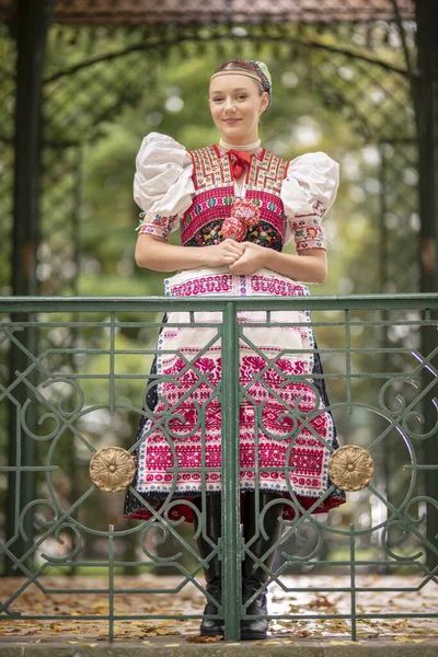 Hermosa Mujer Vestida Con Trajes Tradicionales Europa Del Este Trajes — Foto de Stock