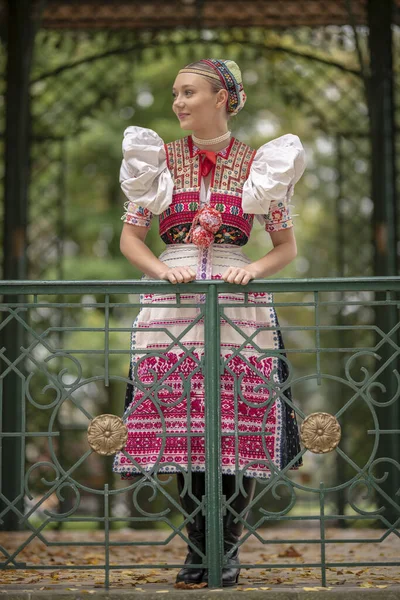 Όμορφη Γυναίκα Που Φοράει Παραδοσιακές Στολές Της Ανατολικής Ευρώπης Σλοβακικές — Φωτογραφία Αρχείου