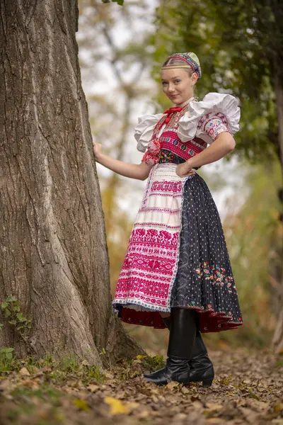Hermosa Mujer Vestida Con Trajes Tradicionales Europa Del Este Trajes —  Fotos de Stock