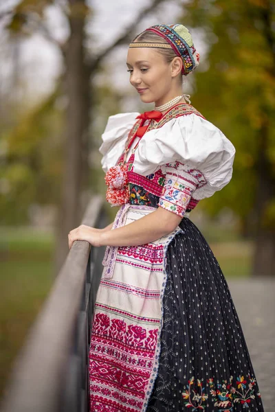 Mulher Bonita Vestindo Trajes Folclóricos Tradicionais Europa Oriental Fantasias Populares — Fotografia de Stock