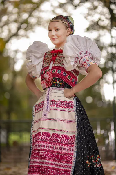 Красивая Женщина Традиционных Народных Костюмах Восточной Европы Народные Костюмы Словакии Стоковая Картинка