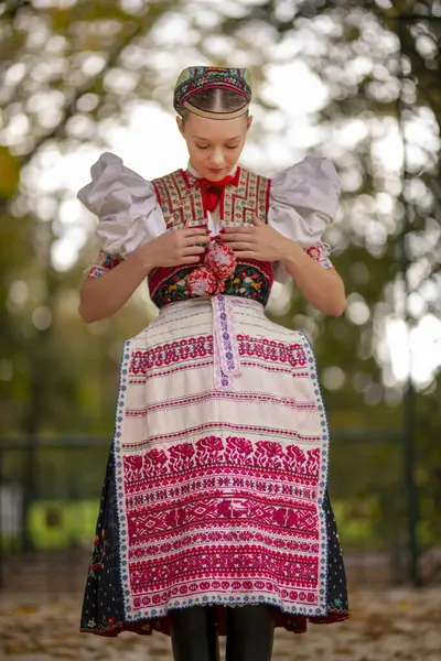 Красивая Женщина Традиционных Народных Костюмах Восточной Европы Народные Костюмы Словакии Стоковая Картинка