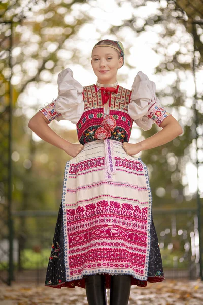 穿着传统东欧民族服装的漂亮女人 斯洛伐克民间服装 图库图片