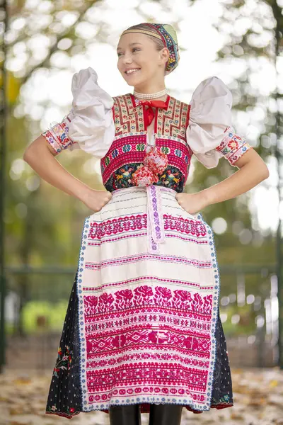 Прекрасна Жінка Традиційних Народних Костюмах Східної Європи Словацькі Народні Костюми Ліцензійні Стокові Зображення