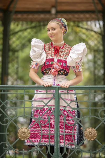 Mulher Bonita Vestindo Trajes Folclóricos Tradicionais Europa Oriental Fantasias Populares Imagens De Bancos De Imagens