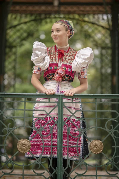 穿着传统东欧民族服装的漂亮女人 斯洛伐克民间服装 图库照片