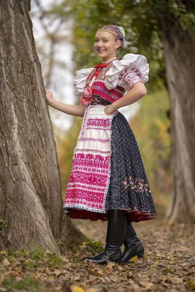 穿着传统东欧民族服装的漂亮女人 斯洛伐克民间服装 免版税图库照片