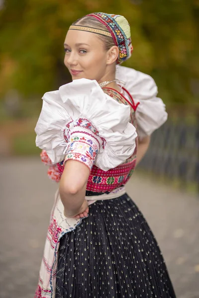 Прекрасна Жінка Традиційних Народних Костюмах Східної Європи Словацькі Народні Костюми Ліцензійні Стокові Фото