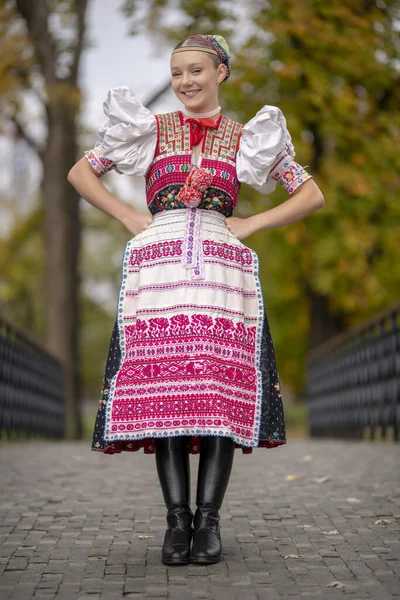 Прекрасна Жінка Традиційних Народних Костюмах Східної Європи Словацькі Народні Костюми Ліцензійні Стокові Фото