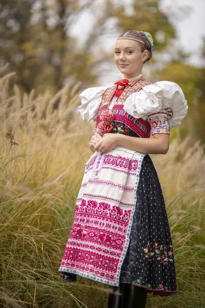 Mulher Bonita Vestindo Trajes Folclóricos Tradicionais Europa Oriental Fantasias Populares Imagens Royalty-Free