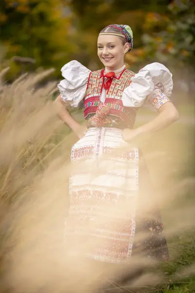 Красивая Женщина Традиционных Народных Костюмах Восточной Европы Народные Костюмы Словакии Стоковое Изображение