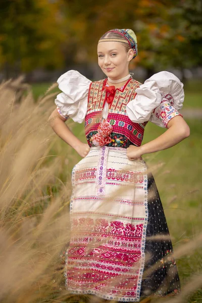 Mooie Vrouw Traditionele Oost Europese Klederdracht Slowaakse Volkskostuums Rechtenvrije Stockafbeeldingen