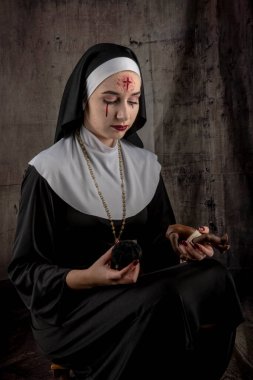 Cadılar bayramı için rahibe kılığındaki kadın portresi. Horor rahibe..