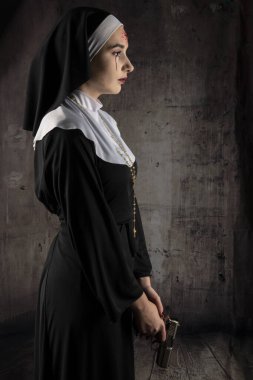 Cadılar bayramı için rahibe kılığındaki kadın portresi. Horor rahibe..