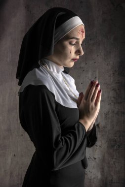 Cadılar bayramı için rahibe kılığındaki kadın portresi. Horor rahibe..