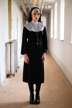 Cadılar bayramı için rahibe kılığına girmiş kadın portresi.