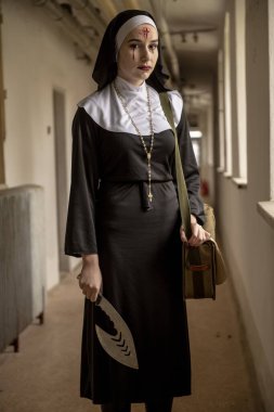 Cadılar bayramı için rahibe kılığına girmiş kadın portresi.