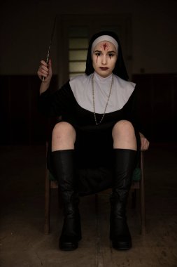 Cadılar bayramı için rahibe kılığına girmiş kadın portresi.