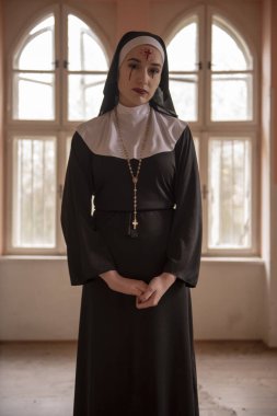 Cadılar bayramı için rahibe kılığına girmiş kadın portresi.