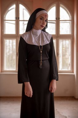 Cadılar bayramı için rahibe kılığına girmiş kadın portresi.