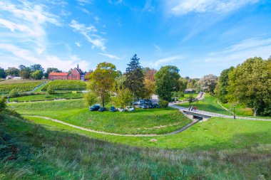 Sandomierz, Polonya. Kasaba kulesi ve gotik katedrali olan eski bir ortaçağ kasabasının havadan görünüşü.