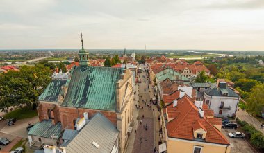 Sandomierz, Polonya. Kasaba kulesi ve gotik katedrali olan eski bir ortaçağ kasabasının havadan görünüşü.