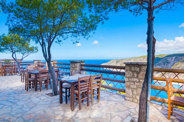 Zakynthos 'taki bir restoranda romantik teras (İyonik Adalar, Kampi, Yunanistan)