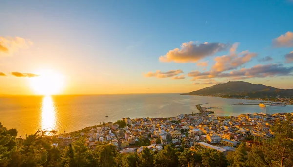 Gün doğumu. Zante, Zakynthos, Yunanistan 'daki Bochali bakış açısı, popüler seyahat merkezi. Bochali, İyon adası Zakynthos 'ta, Mpochali' de kutsal Zoodochos Pigi tapınağı olan bir tepe..