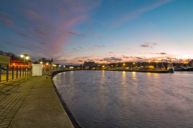 Geceleri Panorama Ustka. Ustka, Pomerania, Polonya.