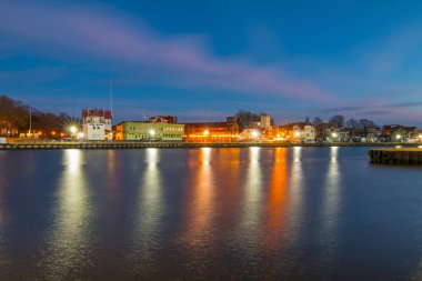 Geceleri Panorama Ustka. Ustka, Pomerania, Polonya.