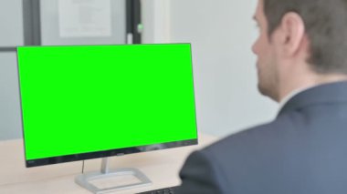 Yeşil Ekran ile Bilgisayar Üzerinde Çalışan Genç İşadamı