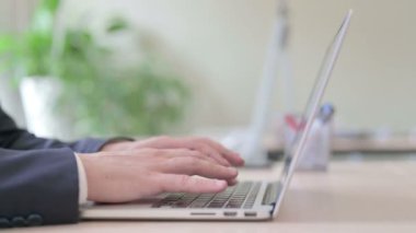 Laptop 'ta Daktilo Yazan Genç İşadamının Yan Görünümü