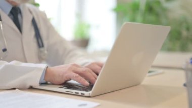 Laptop 'ta Eski Doktor Daktiloyu Kapat
