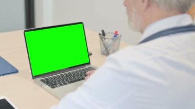 Yaşlı Doktor Yeşil Ekranlı Laptop Kullanıyor 