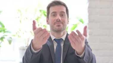 Genç Yetişkin İş Adamı Kamerayı Gösteriyor ve Ofise Davet Ediyor