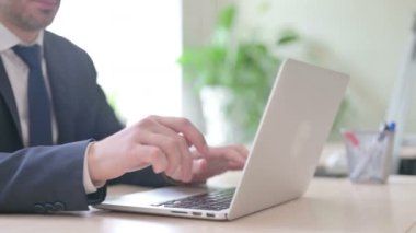 Laptop Klavyesinde Daktilo Yazan Genç İşadamının Kapanışı