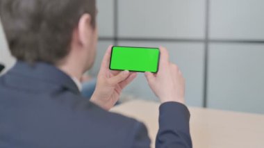 Yeşil Ekran ile Akıllı Telefon İzleyen Genç İşadamının Kapanışı 