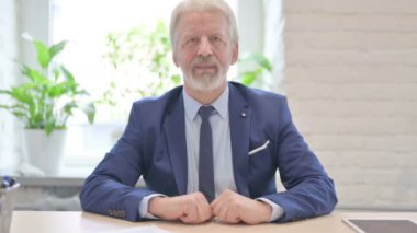 Eski İşadamı Evet İşareti Olarak Başını Sallıyor, Onaylandı