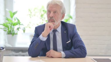 Düşünceli Eski İş Adamı Yeni İş Planı Düşünüyor