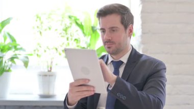 Genç Yetişkin İşadamı Ofisteki Tabletten Kaybına Tepki Verdi