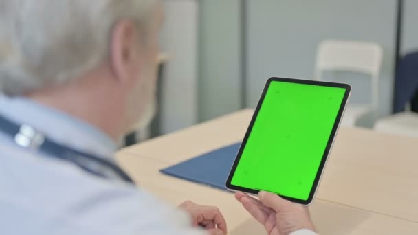 緑の画面でデジタルタブレットを使用して古い医師の閉鎖 — ストック動画
