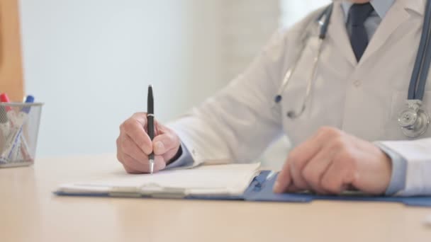 Primer Plano Vieja Doctora Escribiendo Documentos Médicos Clínica Papeleo — Vídeo de stock