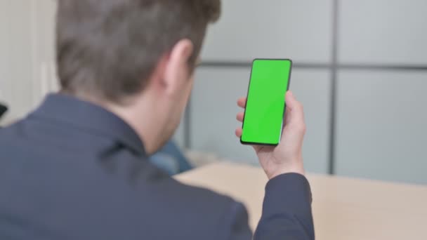 使用绿色屏幕显示智能电话的青少年商人特写 — 图库视频影像