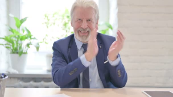 Happy Old Businessman Clapping Applauding Team — стокове відео