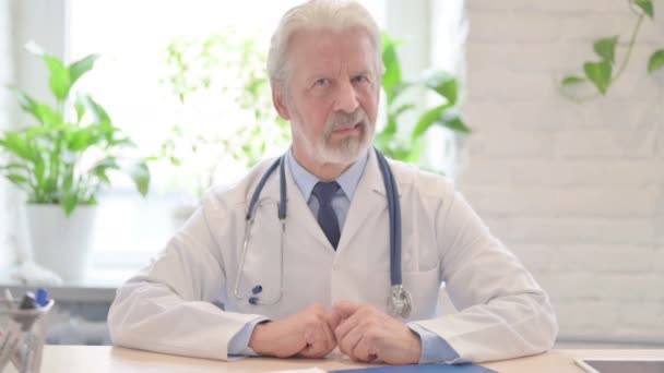 Απόρριψη Γέρου Γιατρού Άρνηση Στην Κλινική — Αρχείο Βίντεο